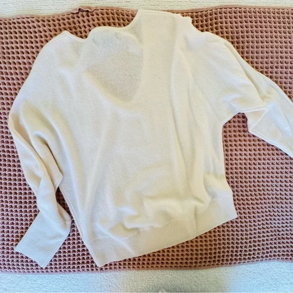 TAHARI 100% 2 Ply Cashmere V-Neck Sweater Cream L - Picture 8 of 13